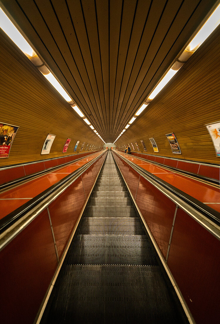 Niedrige Winkelansicht von Rolltreppen in der U-Bahnstation in der Prager Stadt