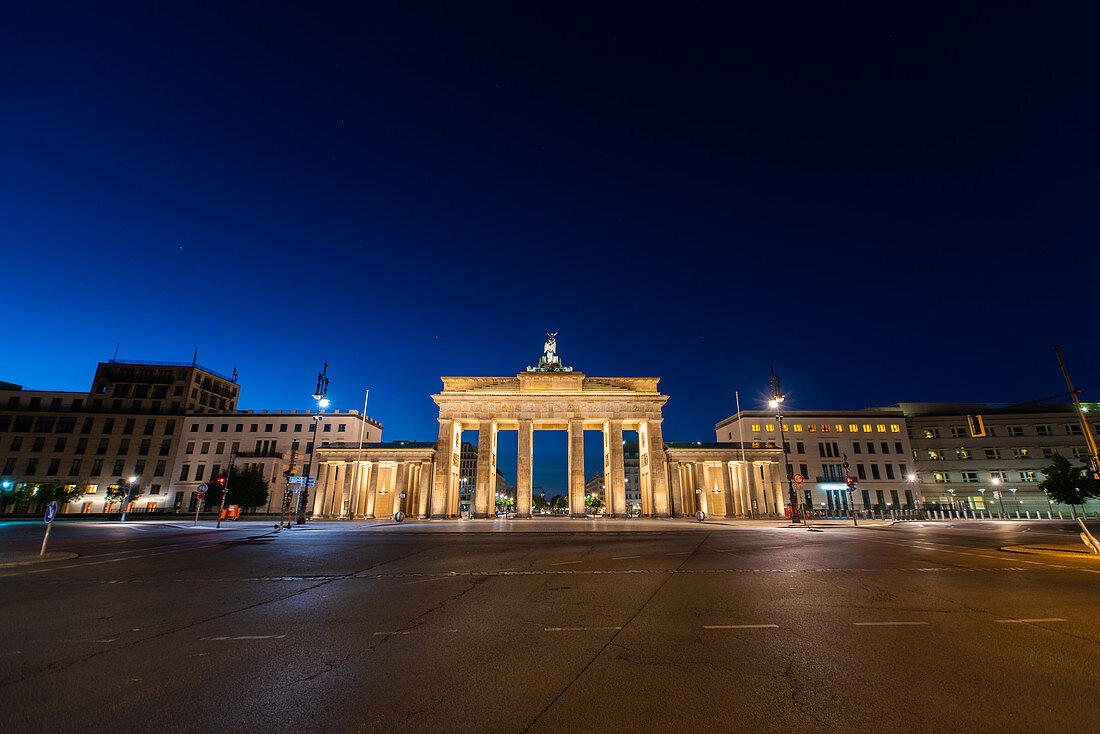 Flachwinkelansicht des beleuchteten Brandenburger Tors bei Nacht, Berlin