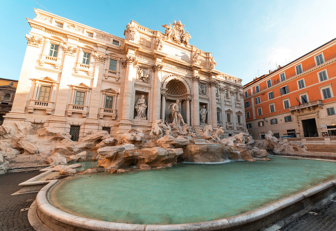 Niedrige Winkelansicht des Trevi-Brunnens in Piazza di Trevi, Rom