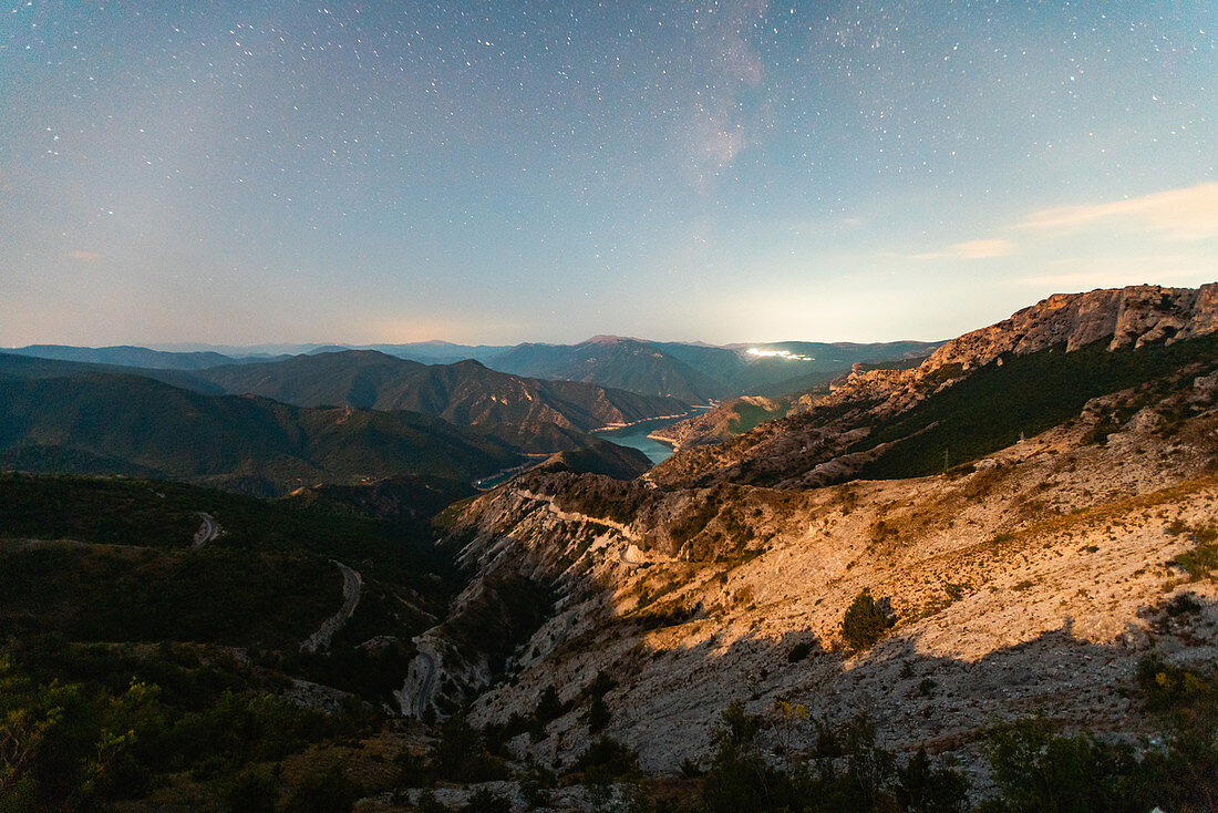 Panoramablick auf den Kozjak-See und die Bergkette bei Nacht