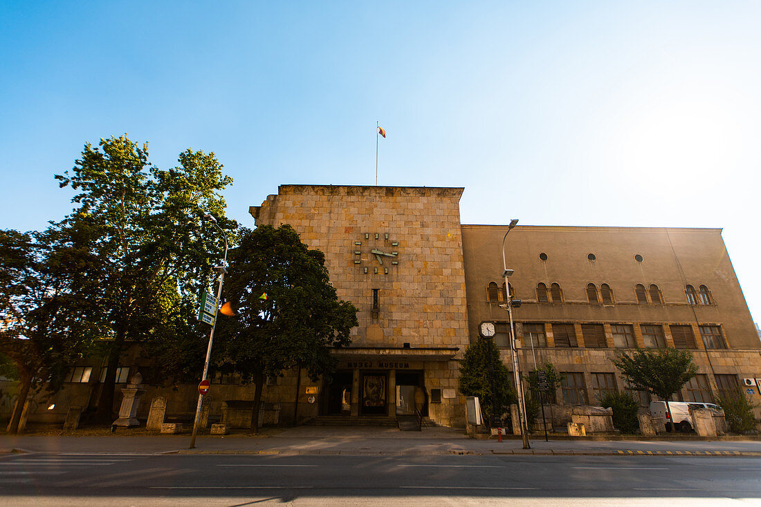 Flachwinkelansicht des Museums der Stadt Skopje