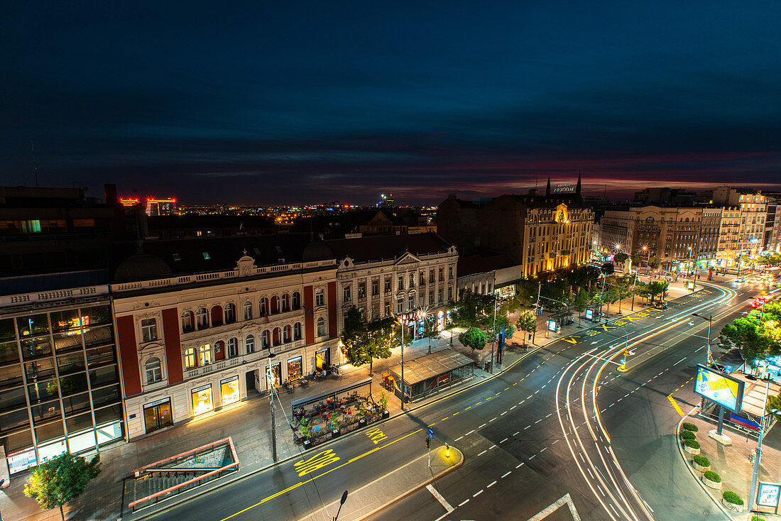 Erhöhte Ansicht des Belgrader Stadtbildes bei Nacht