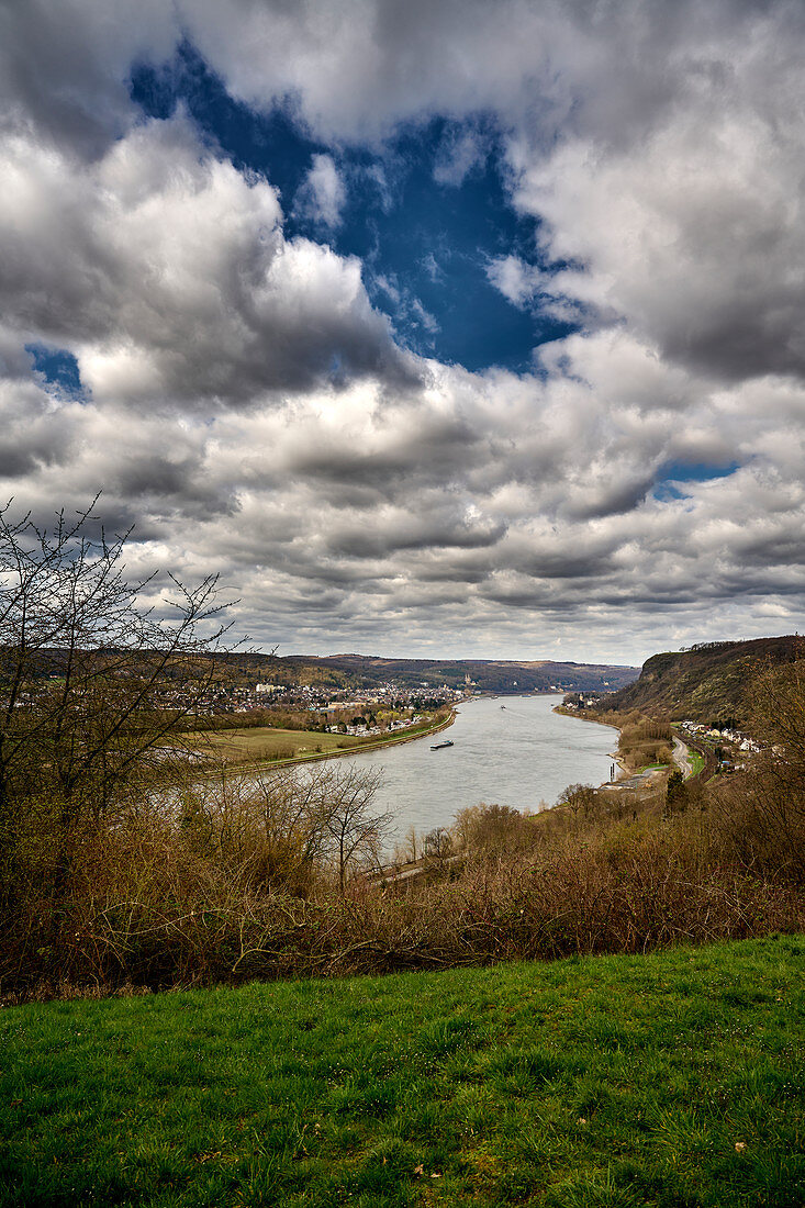 Wolken über dem Rhein bei Kasbach, Rheinland-Pfalz, Deutschland