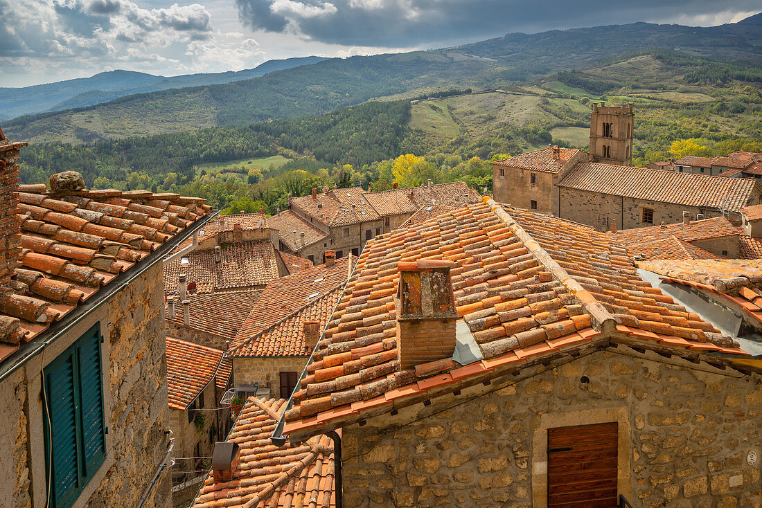 Blick über die Dächer von Castel del Piano auf die angrenzenden Hügel, Toskana, Italien, Europa