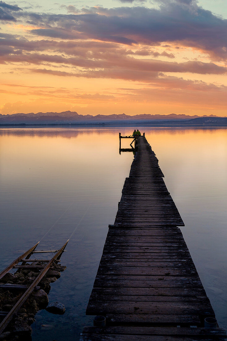 Ein Paar genießt die Abendstimmung am Ammersee, Fünfseenland, Bayern, Deutschland