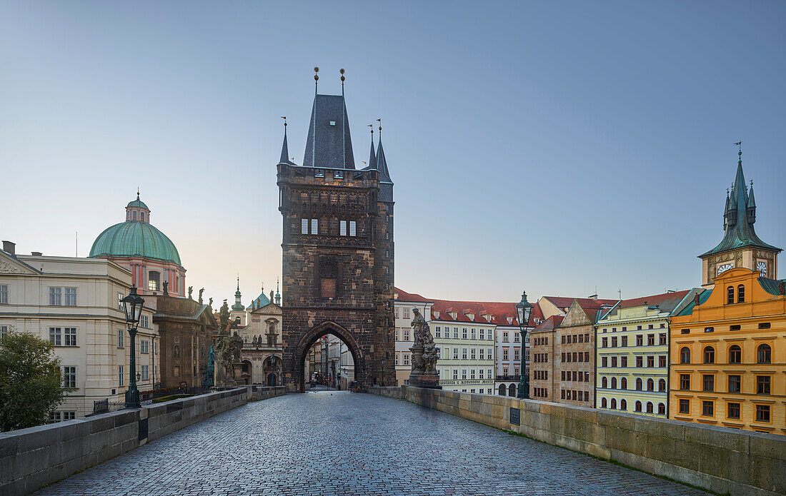 Altstädter Brückenturm, Kreuzherrenkirche, Karlsbrücke, Prag, Tschechien