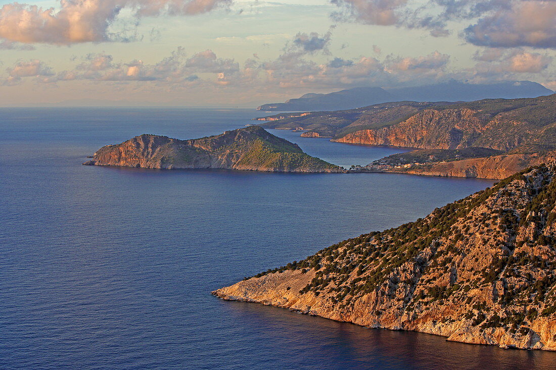 Blick über die zerklüftete Westküste nach Norden, in der Bildmitte der Ort Assos mit seiner Burg, Insel Kefalonia, Ionische Inseln, Griechenland