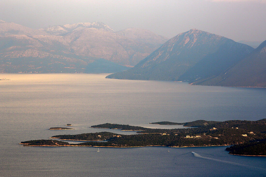 Blick über die zerklüftete Nordküste der Insel Meganisi auf das griechische Festland, Ionische Inseln, Griechenland