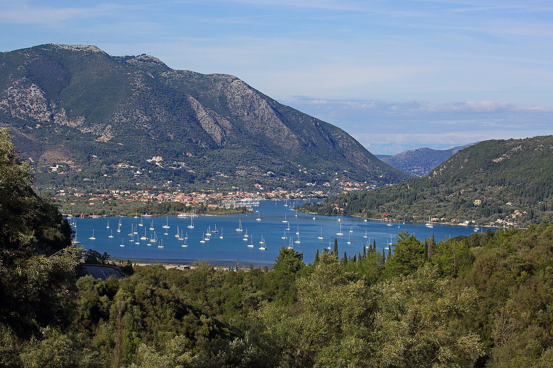 Vlicho-Bucht vor Nydri mit ankernden Segelbooten, Insel Lefkada, Ionische Inseln, Griechenland