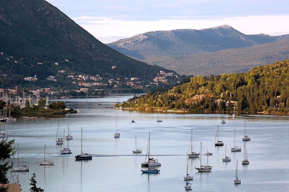 Vlicho-Bucht vor Nydri mit ankernden Segelbooten, Insel Lefkada, Ionische Inseln, Griechenland