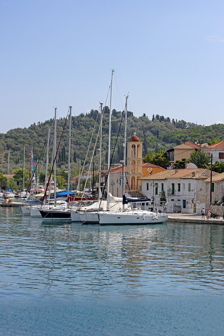 Boote im Hafen von Vathy, Meganisi, Ionische Inseln, Griechenland, Europa