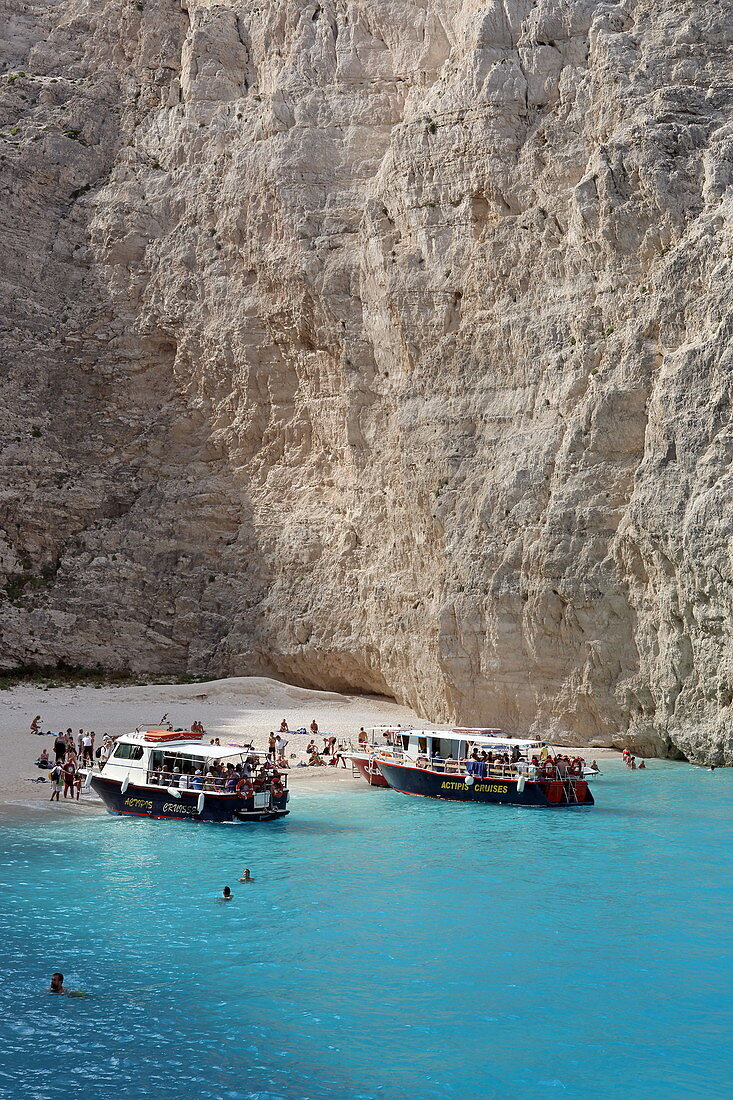 Der Shipwreck Beach an der Westküste ist ein Touristenmagnet. Er ist nur mit dem Boot zu erreichen, Insel Zakynthos, Ionische Inseln, Griechenland