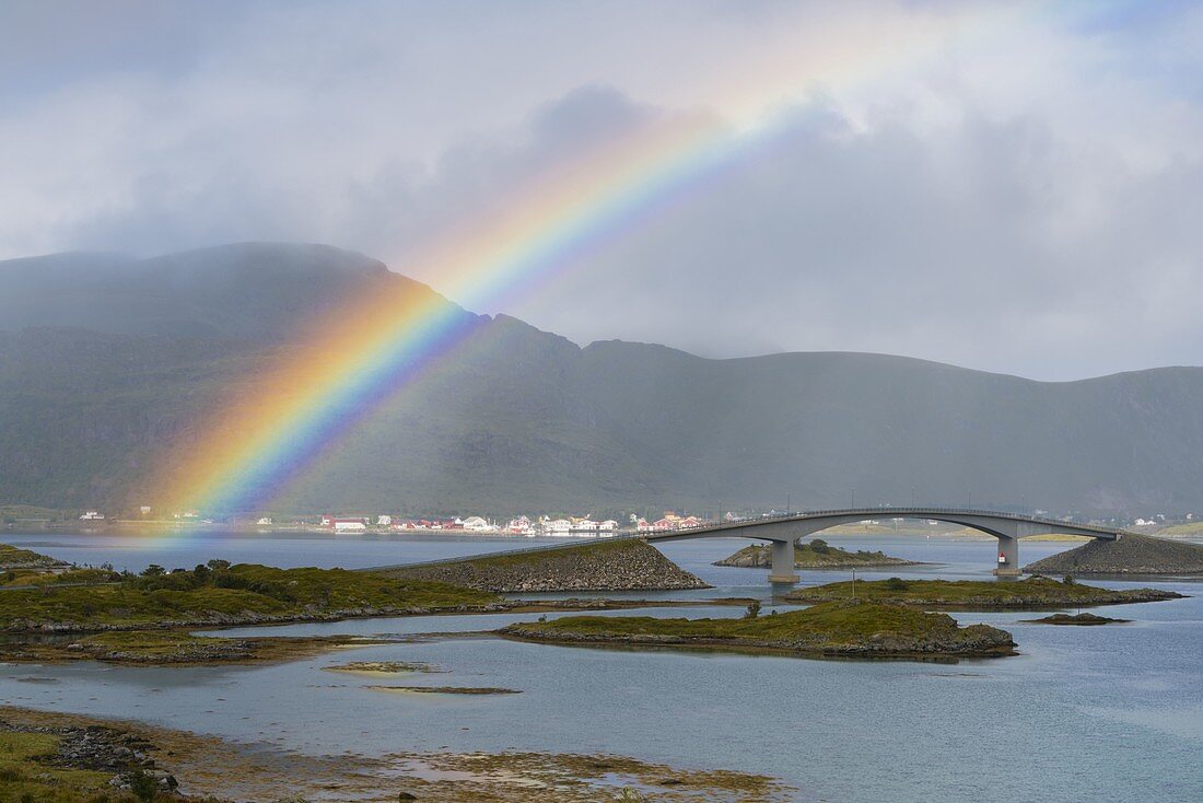 Regenbogen über Fredvang, Moskenesoya, Lofoten, Nordland, Norwegen