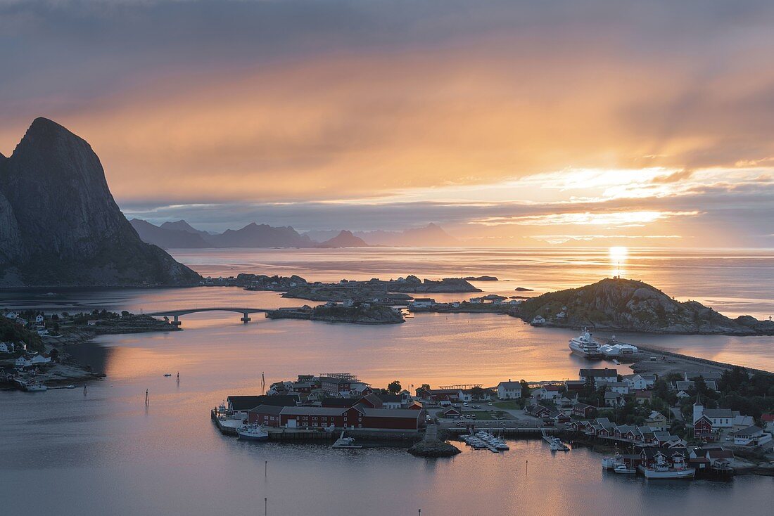 Sonnenaufgang über Reine, Moskenesoya, Lofoten, Nordland, Norwegen