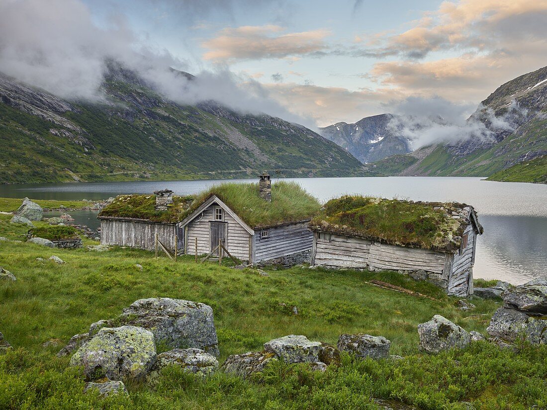 Traditionelle Hütten am Nystolsvatnet, Gaularfjellet, Vestland, Norwegen