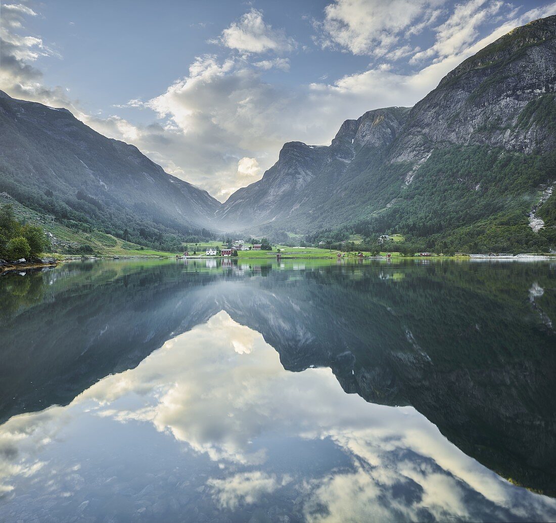 Bakketun, Vassdalsnippa, Vetlefjorden, Vestland, Norwegen