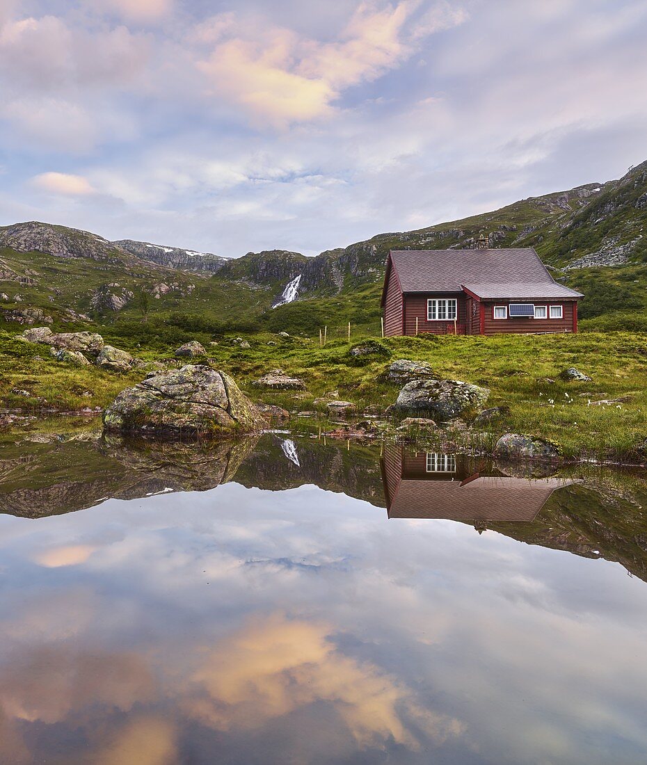 Einsame Hütte im Gaularfjellet, Vestland, Norwegen