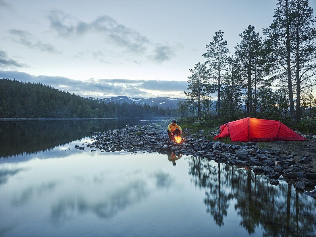 Rotes Zelt, Mann, Lagerfeuer,  Sefrivatnet, Tosfjellet, Nordland, Norwegen