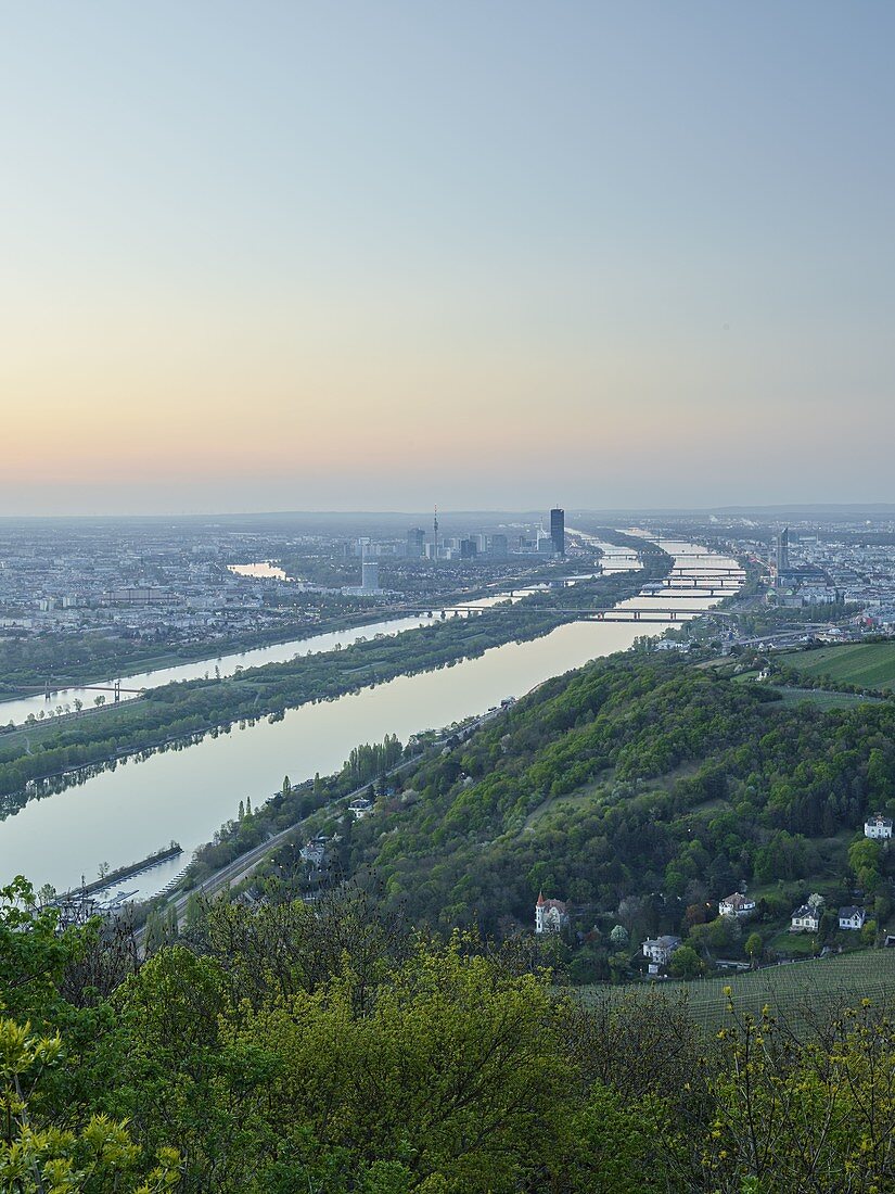 Blick vom Kahlenberg über Wien, Donaucity, Donauinsel, Sonnenaufgang, Österreich