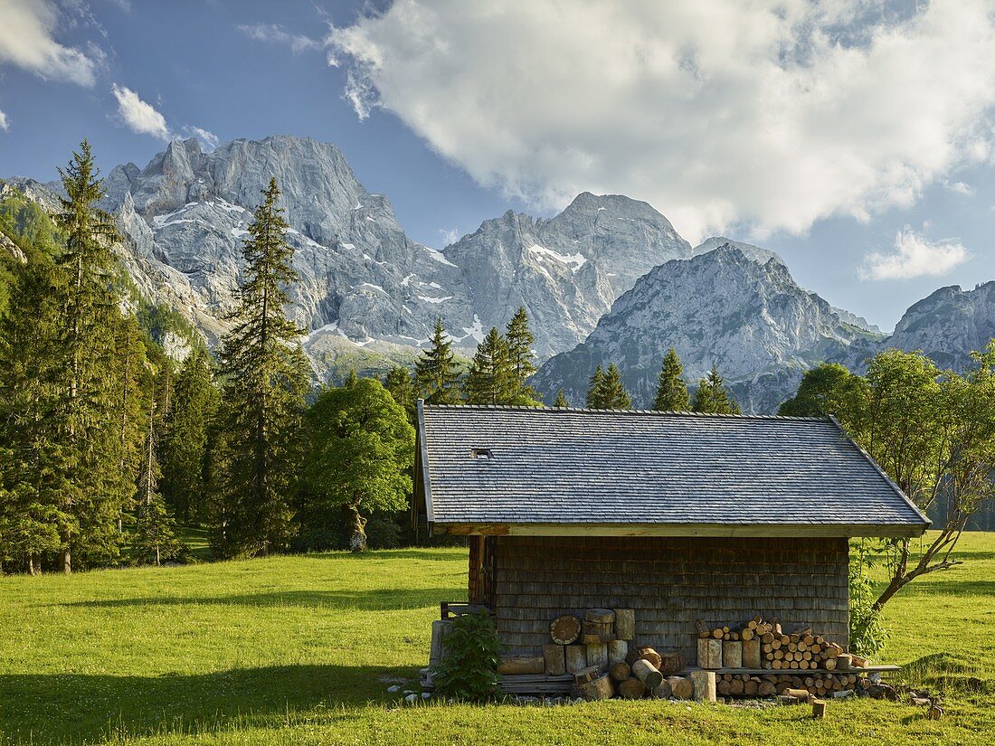 Hütte auf der Rontalalm, nördliche Karwendelkette, Tirol, Österreich