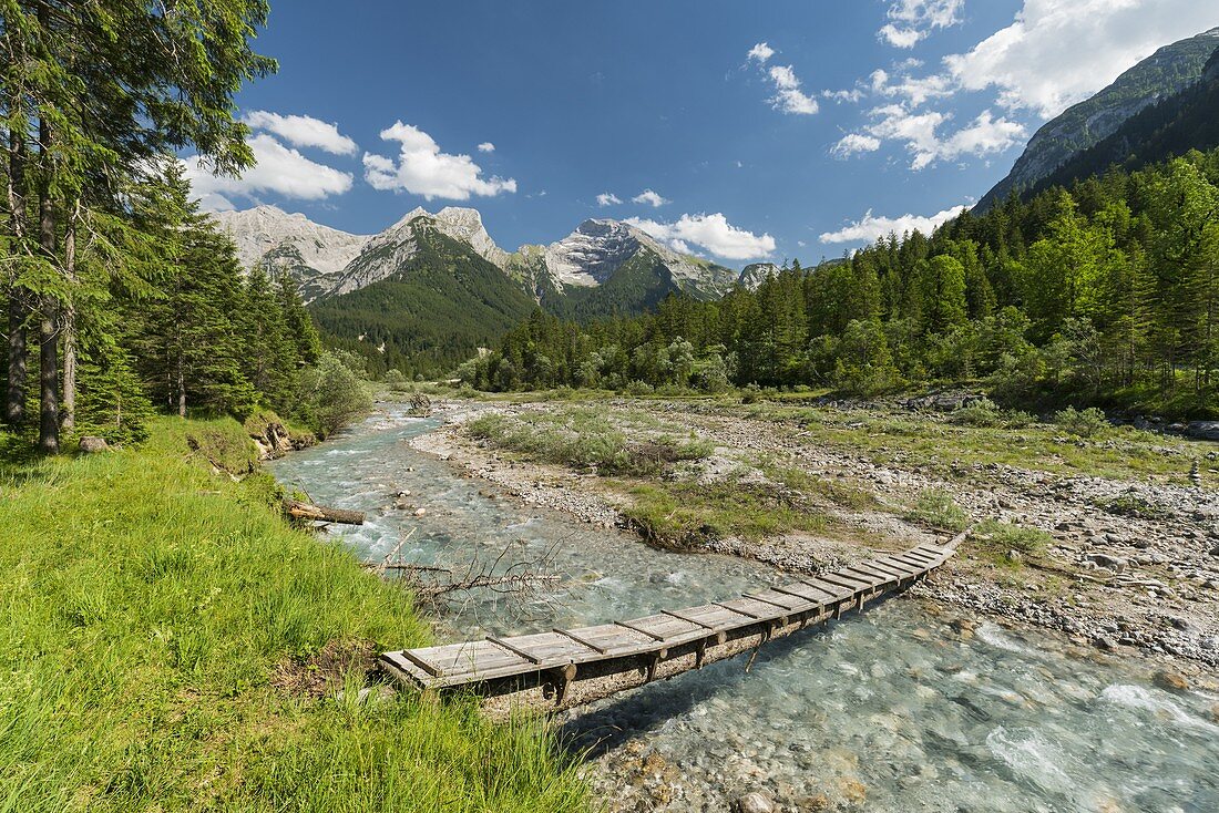Holzbrücke über den Rissbach, Risstal, Karwendel, Tirol, Österreich