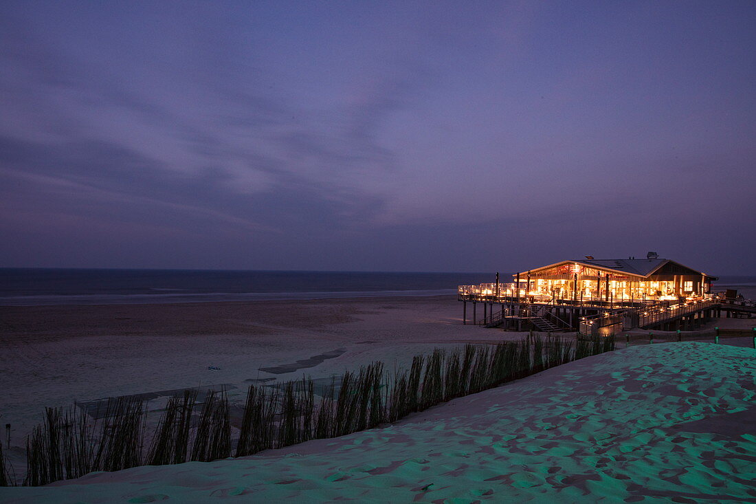 Sjoerd Strandpavillon restaurant and North Sea coast at dusk, near Nes, Ameland, West Frisian Islands, Friesland, Netherlands, Europe