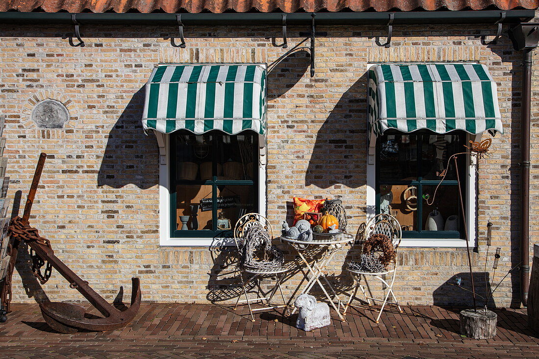 Kunsthandwerk und Souvenirs vor Geschäft, Hollum, Ameland, Westfriesische Inseln, Friesland, Niederlande, Europa