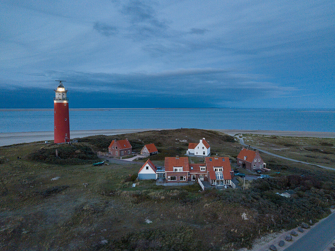 Luftaufnahme von Leuchtturm Eierland in der Abenddämmerung, nahe De Cocksdorp, Texel, Westfriesische Inseln, Friesland, Niederlande, Europe