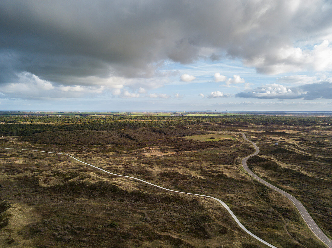 Luftaufnahme von Wander- und Radwegen durch die Dünen von Westerduinen, nahe Den Hoorn, Texel, Westfriesische Inseln, Friesland, Niederlande, Europa