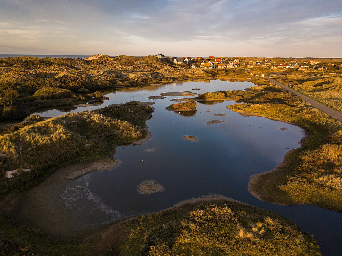 Luftaufnahme von Seen und Dünen entlang der Nordseeküste bei Sonnenuntergang, Midsland aan Zee, Terschelling, Westfriesische Inseln, Friesland, Niederlande, Europa