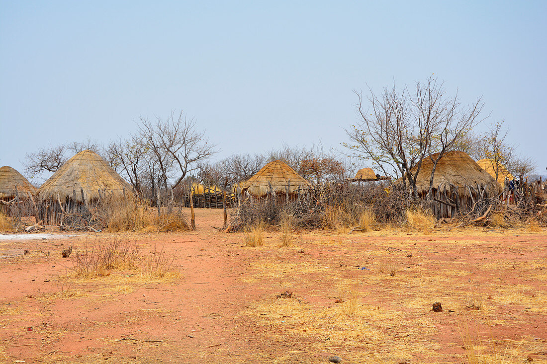 Angola; im westlichen Teil der Provinz Cunene; typisches Dorf der Mucohona; kleine Volksgruppe im Südwesten von Angola