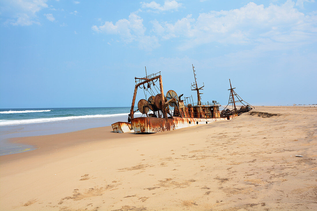Angola; im südlichen Teil der Provinz Namibe; nördlicher Teil der Namib Wüste; Atlantikküste; Wrack eines gestrandeten Schiffs