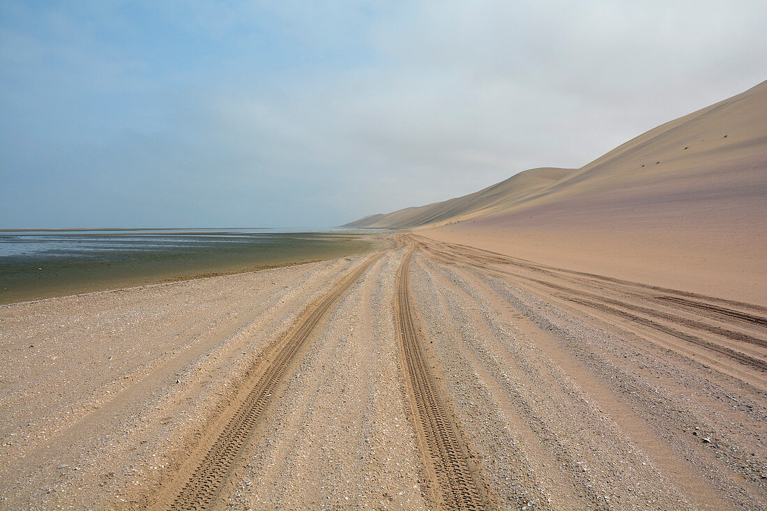 Angola; im südlichen Teil der Provinz Namibe; nördlicher Teil der Namib Wüste; Baia dos Tigres; Atlantikküste; große Sanddünen, die bis zum Meer reichen