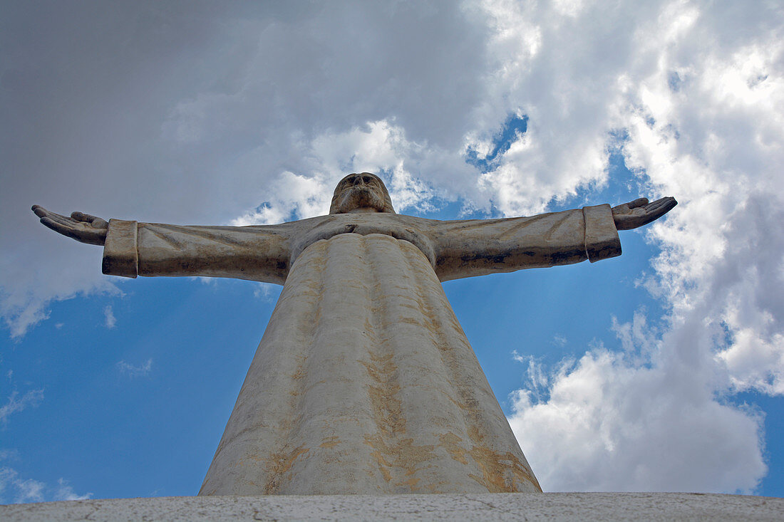 Angola; Provinz Huila; Lubango; Aussichtspunkt am Stadtrand mit der monumentalen Statue des Christo Rei; aufgenommen in extremer Untersicht