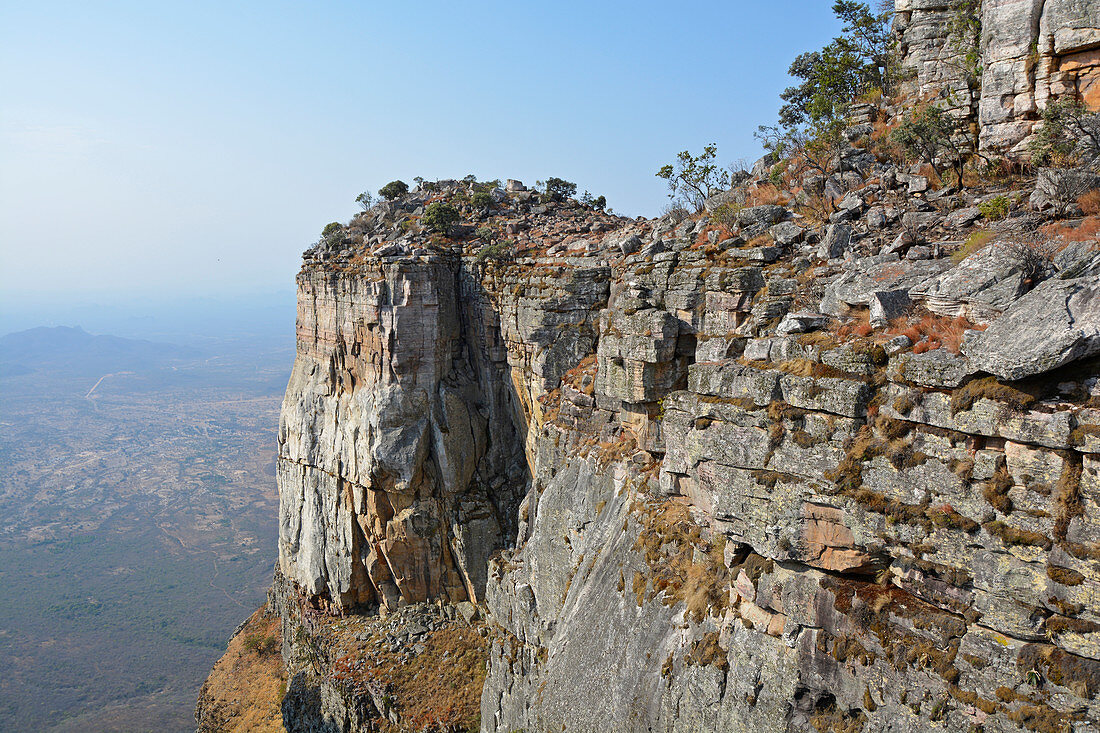 Angola; Provinz Namibe; an der Grenze zur Provinz Huila; Serra da Leba; steile Felswand der Tundavala Schlucht; Aussicht auf die dahinter liegende Ebene