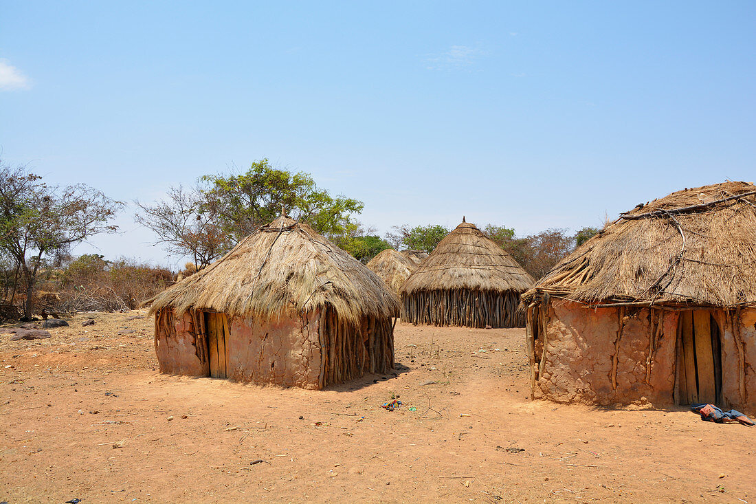 Angola; Provinz Huila; in der Umgebung von Chibia; kleines Dorf der Muhila Volksgruppe