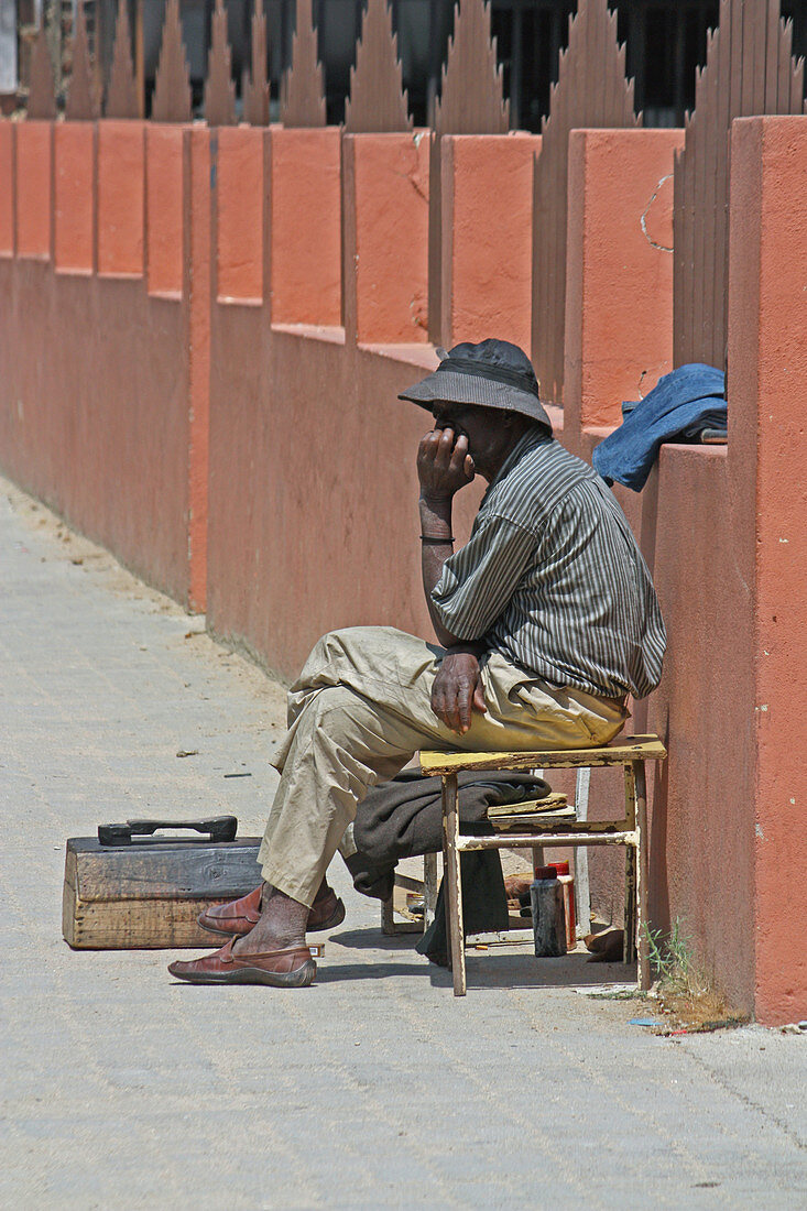 Angola; Huila Province; Provincial capital Lubango; Shoe shine in the city center is waiting for customers