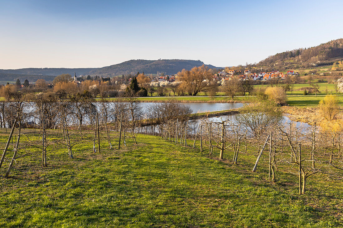 Gewässer in Landschaft bei Pretzfeld am Nachmittag, Oberfranken, Bayern, Deutschland