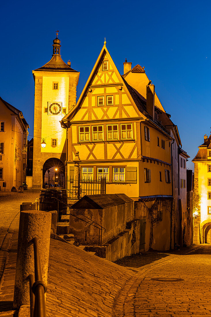 Berühmte Gabelung Plönlein zur blauen Stunde in Rothenburg ob der Tauber, Mittelfranken, Bayern, Deutschland