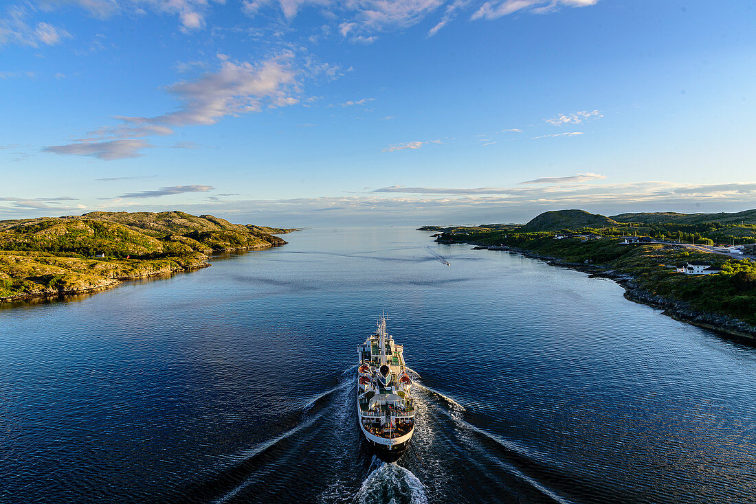 Hurtigruten-Schiff von der Brücke bei Rörvik, Norwegen