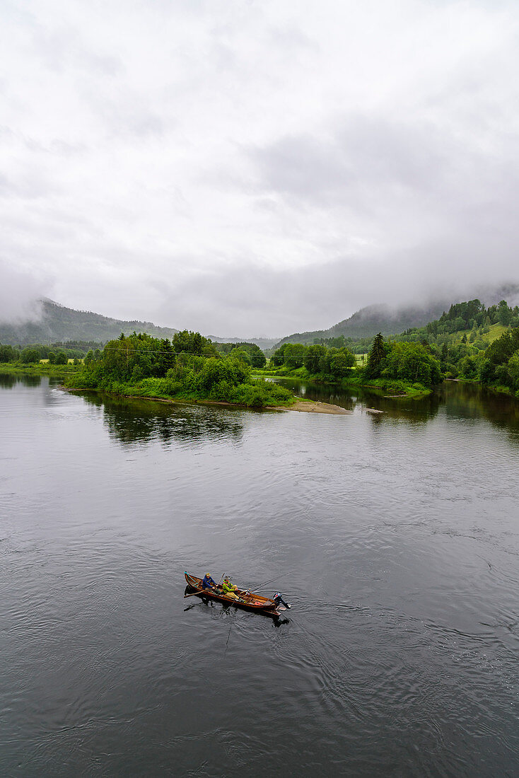 Lachsangler mit Holzbooten auf dem Fluss, Namdalen, Grong, Norwegen