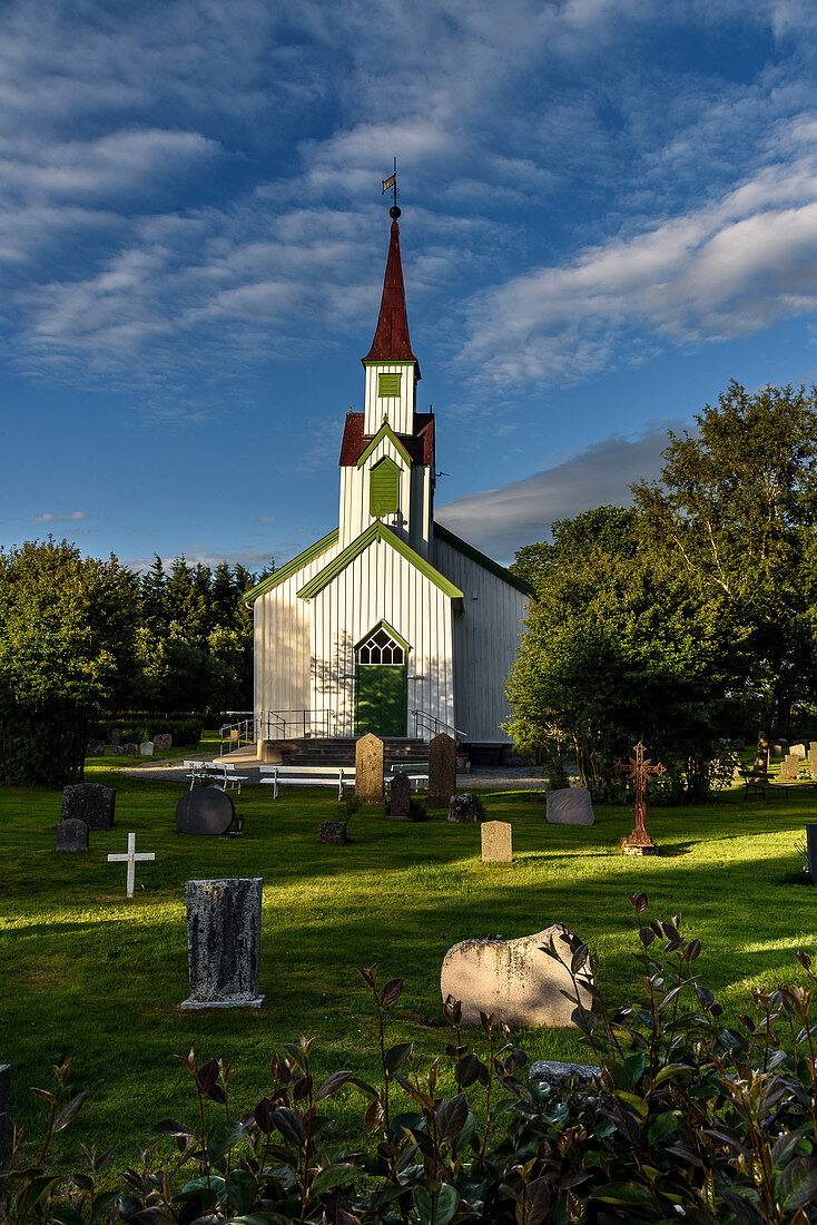 Holzkirche mit Friedhof, Insel Leka, Norwegen