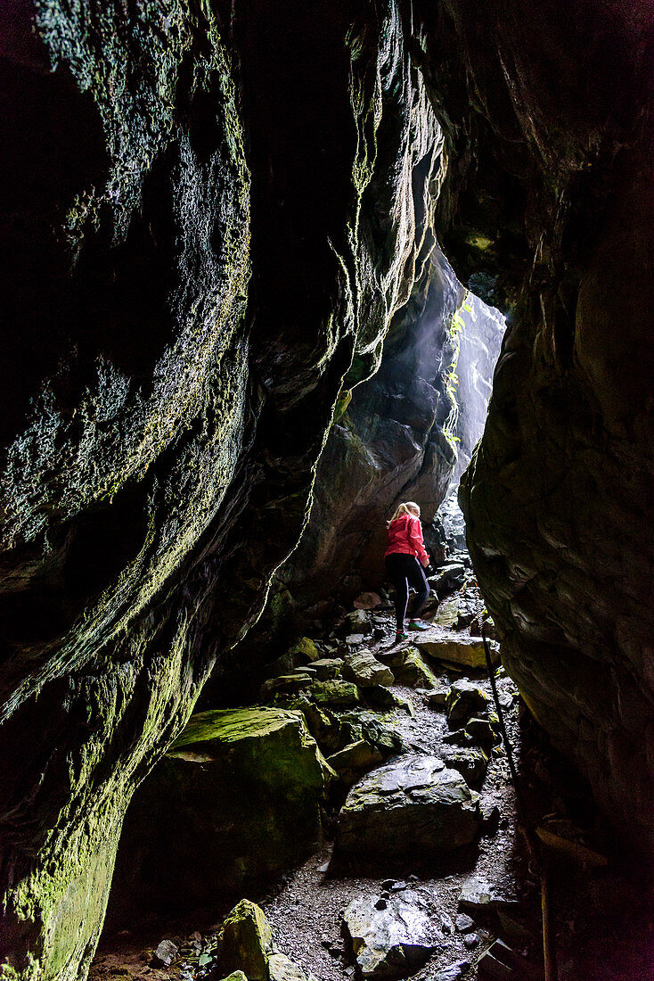Führung zur Malereien in der Solsem-Höhle auf der Insel Leka, Norwegen