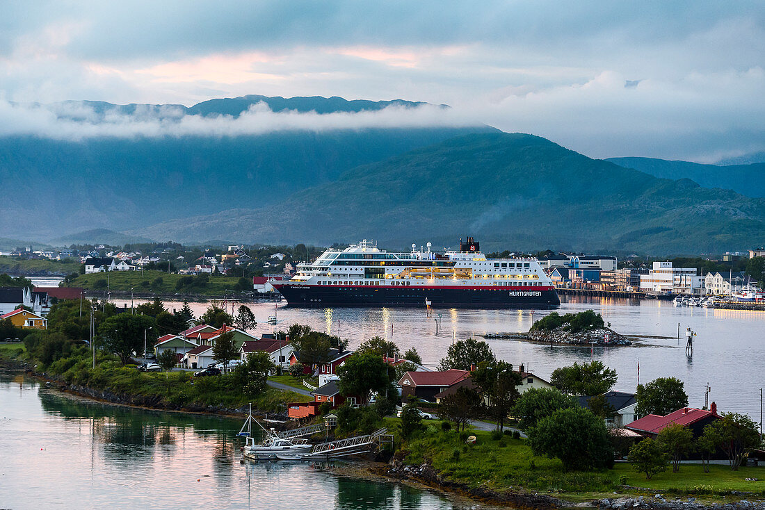 Blick von Brücke auf Hurtigruten Schiff bei Bronnoysund, Norwegen