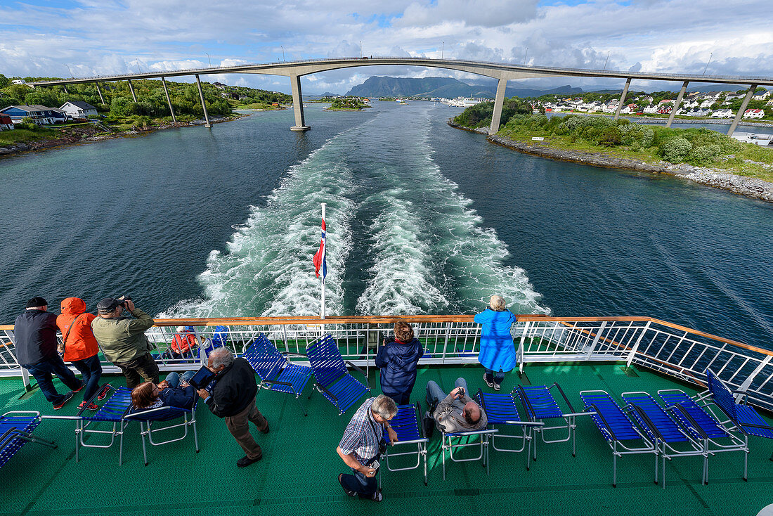 Blick vom Hurtigruten Schiff Richard With auf Brücke Bronnoysund, Norwegen