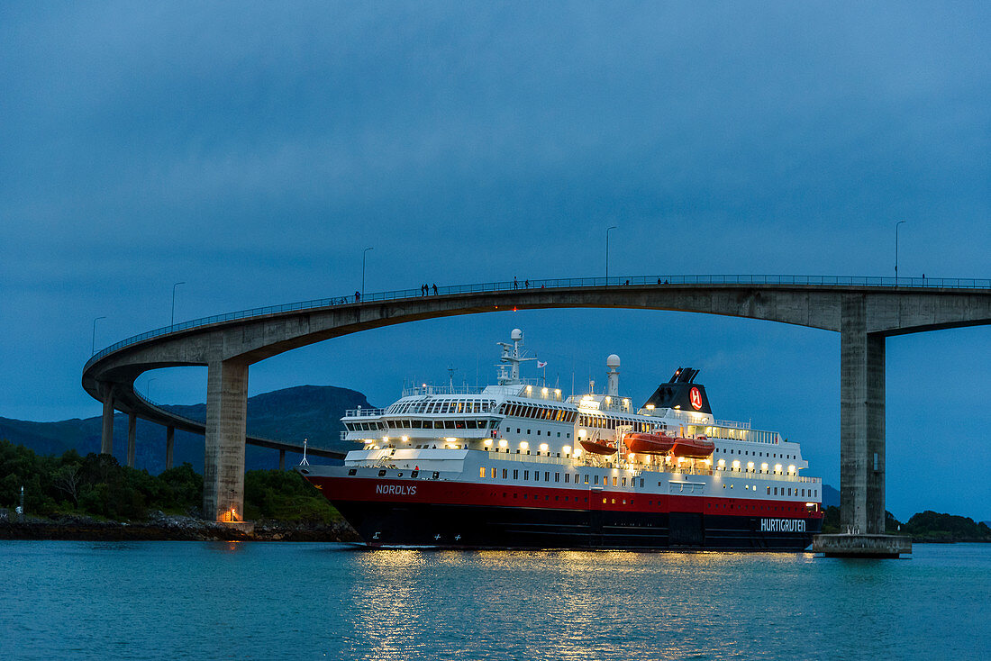 Hurtigruten Schiff unter Brücke über den Sund, Bronnoysund, Norwegen