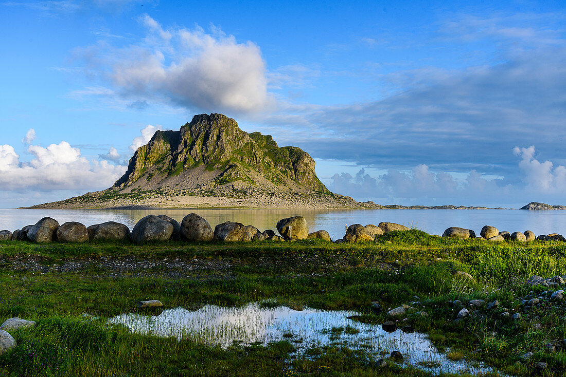 Blick auf Insel Sula von der Insel Vega aus, Norwegen