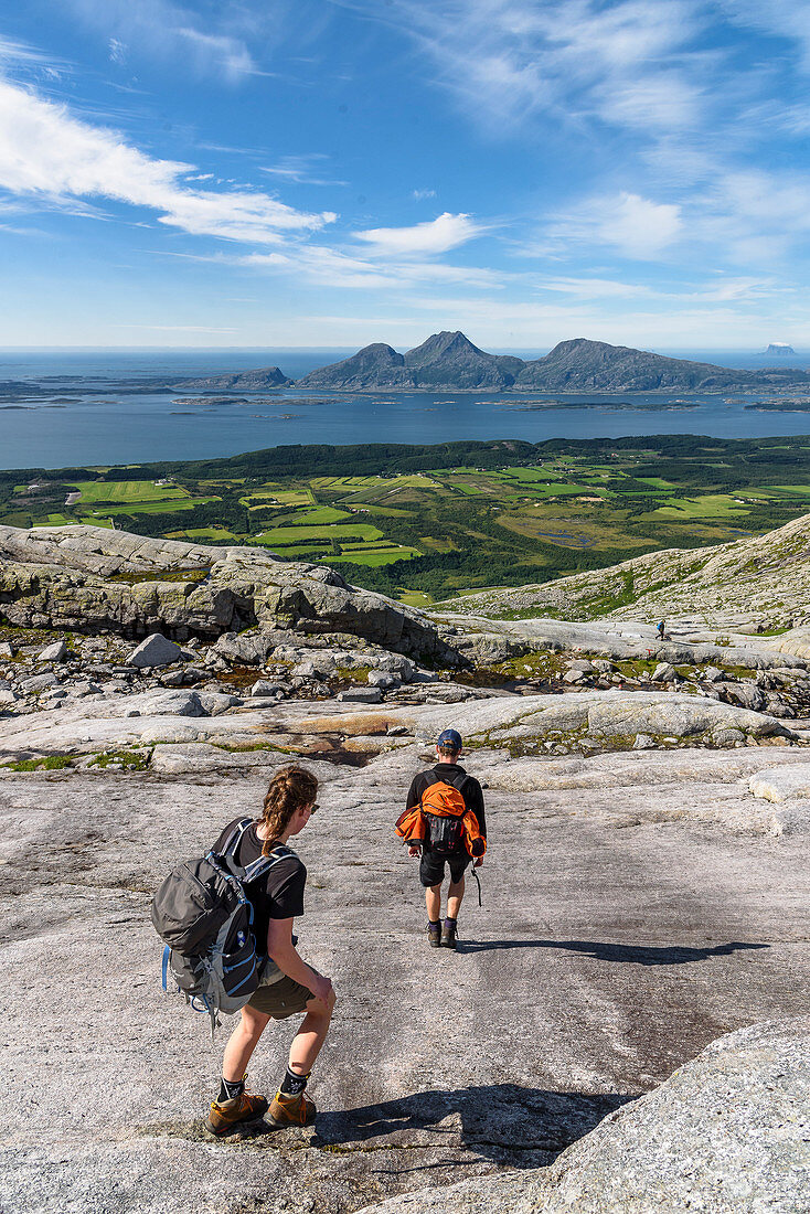 Wanderung auf den Gipfel Skjerdingen, "Die Sieben Schwestern" sieben Gipfel bei Sandnessjöen, Norwegen