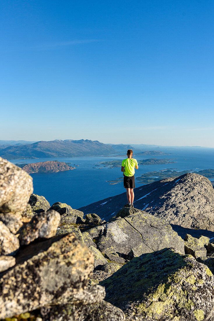 Blick vom Gipfel Skjerdingen auf die Helgelandküste, Wanderung auf den  "Die Sieben Schwestern" sieben Gipfel bei Sandnessjöen, Norwegen