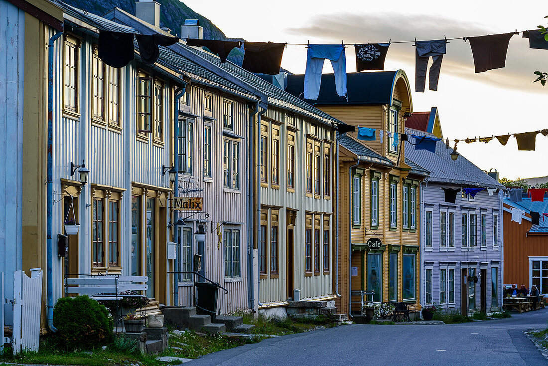 Bunte Wäsche hängt als Deko in der Altstadt von Mosjöen, Norwegen